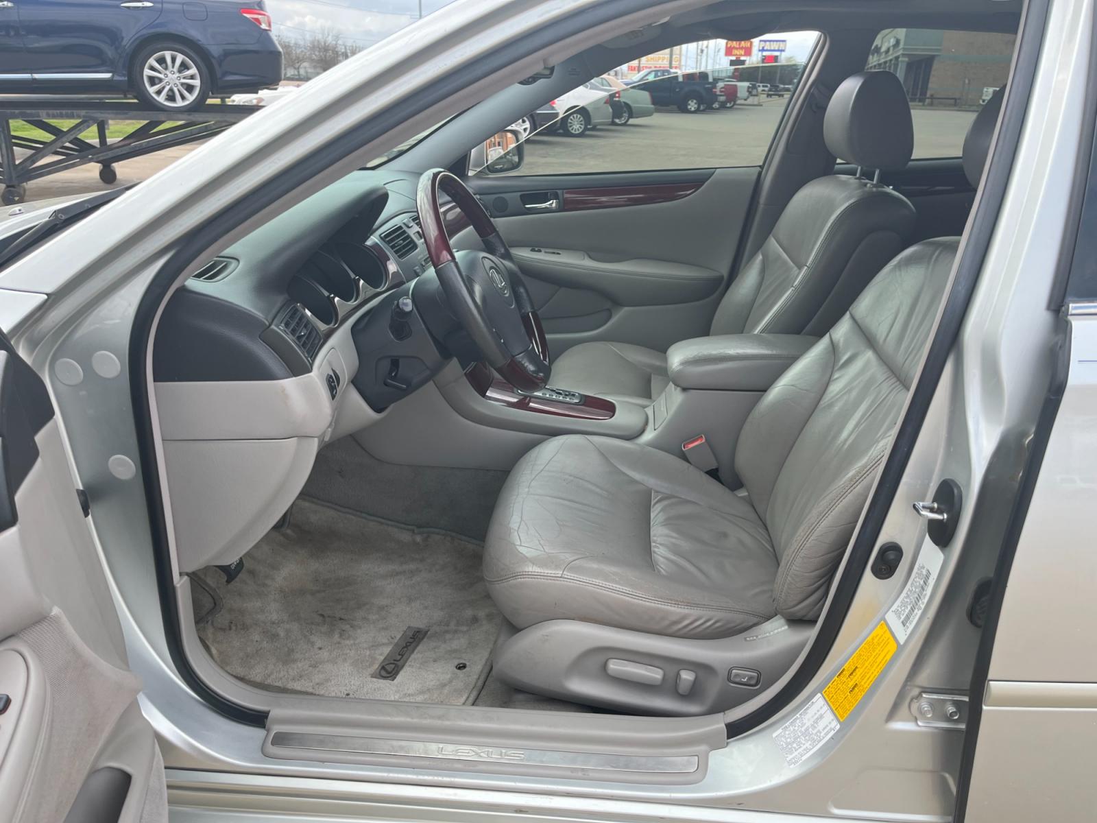 2003 SILVER /gray Lexus ES 300 Sedan (JTHBF30G135) with an 3.0L V6 DOHC 24V engine, 5-Speed Automatic Overdrive transmission, located at 14700 Tomball Parkway 249, Houston, TX, 77086, (281) 444-2200, 29.928619, -95.504074 - Photo #8